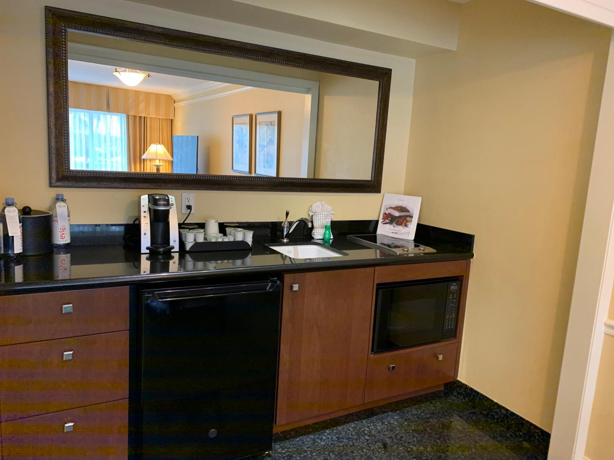 One-Bedroom Suite with Pool View,1576710521:JPEG