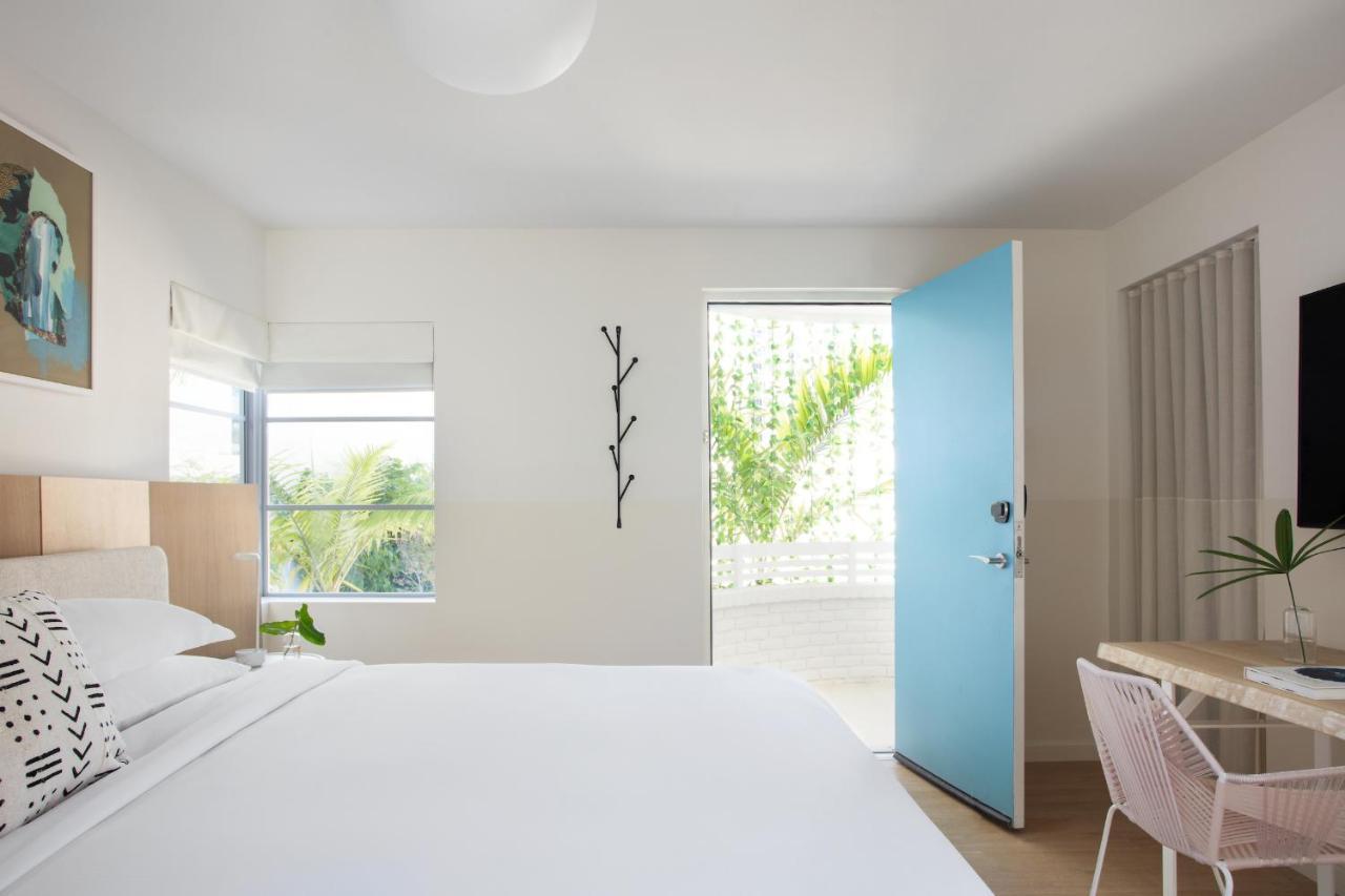 Habitación con cama extragrande.