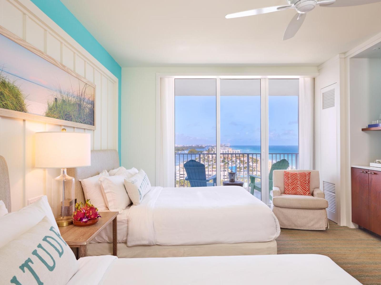Quarto Queen com 2 Camas Queen-size com Vista Parcial do Mar