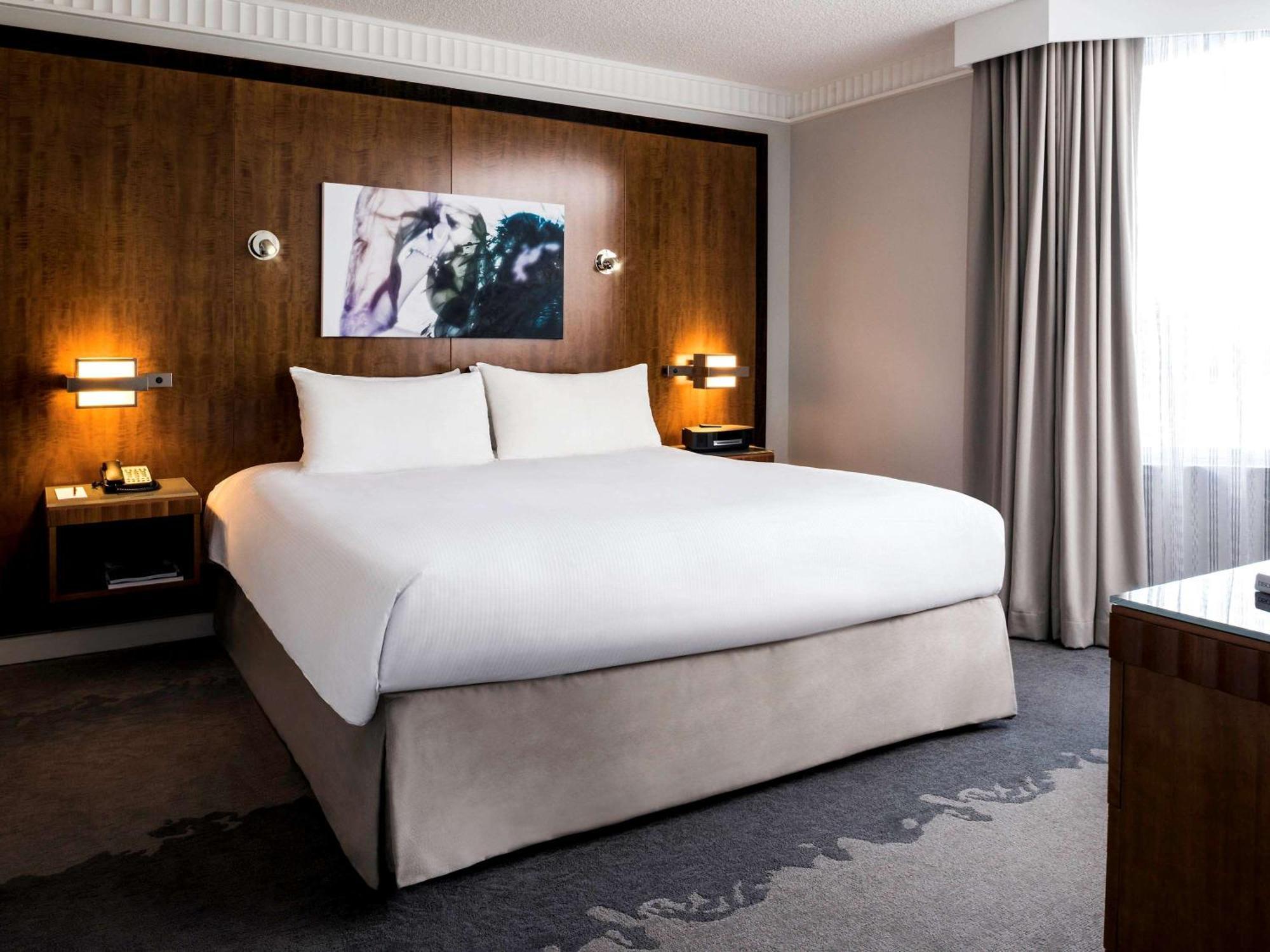 Superior King Room City View