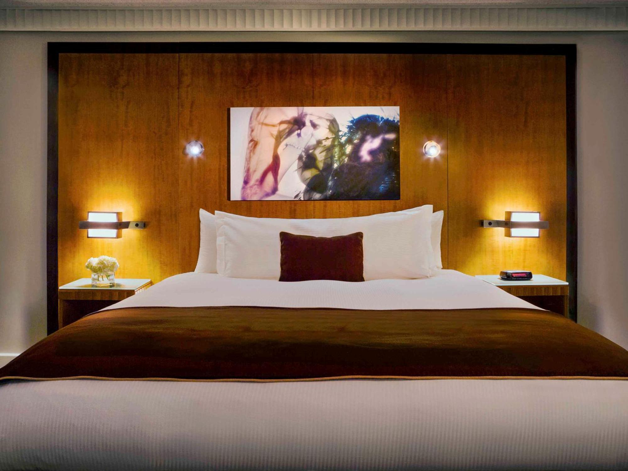 Superior King Room City View