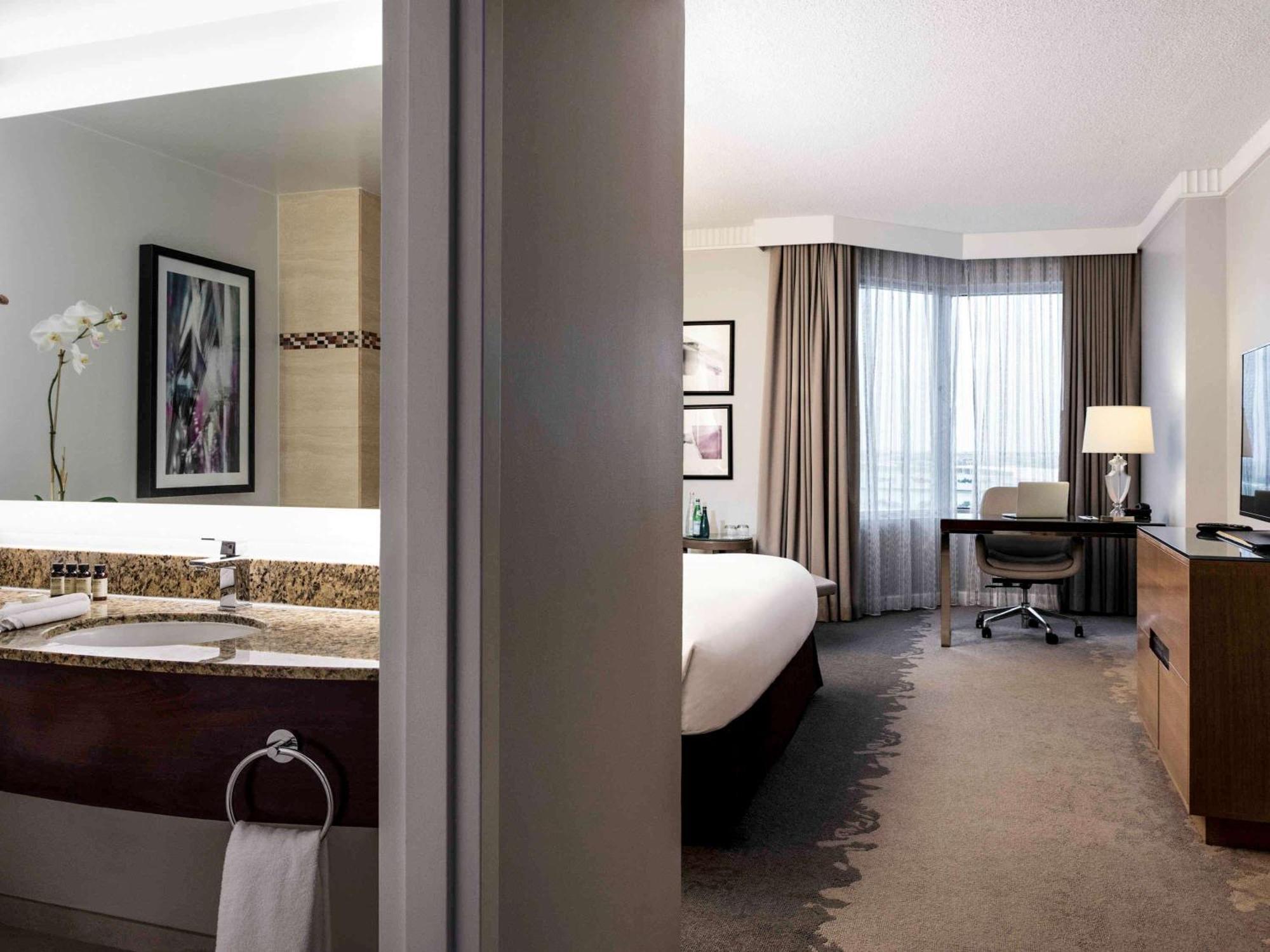Superior King Room City View