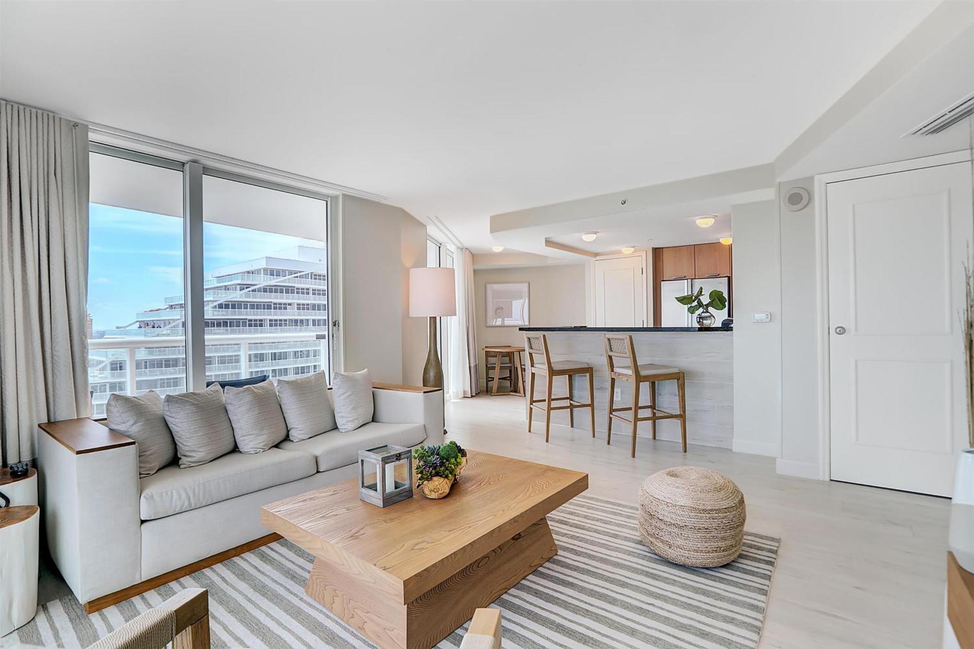 Suite de 1 dormitorio con cama grande y vistas al mar