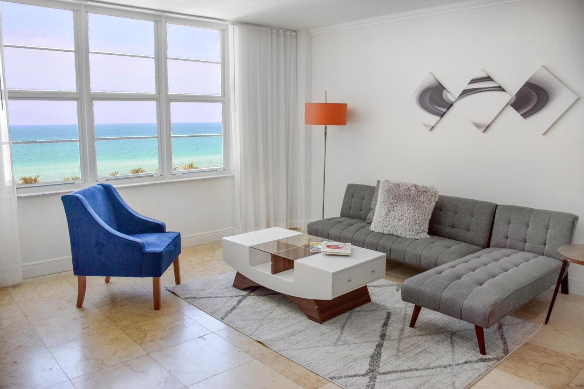 Deluxe Oceanview Suite 1 Bedroom & 15 Bath Kitchen