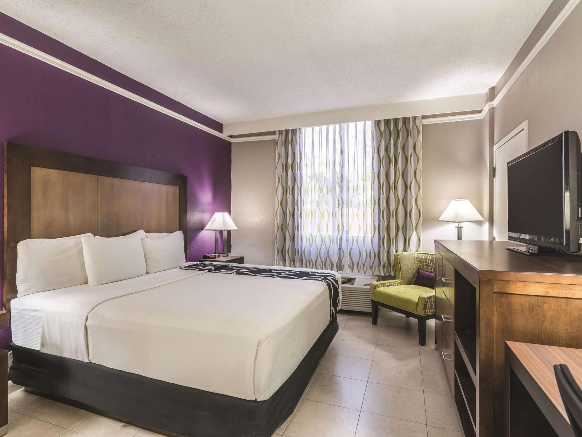 King Room with Bath Tub - Mobility/Hearing Accessible - Non-Smoking,1280300569:JPEG