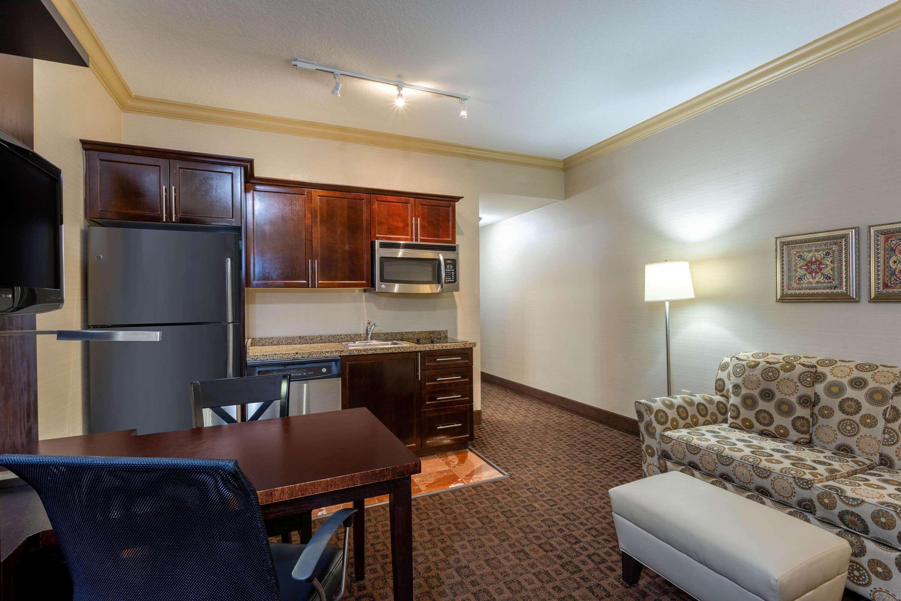 2 Queen Beds 1 King Bed Two-Bedroom Mobility Accessible Suite Non-Smoking,1710607208:JPEG