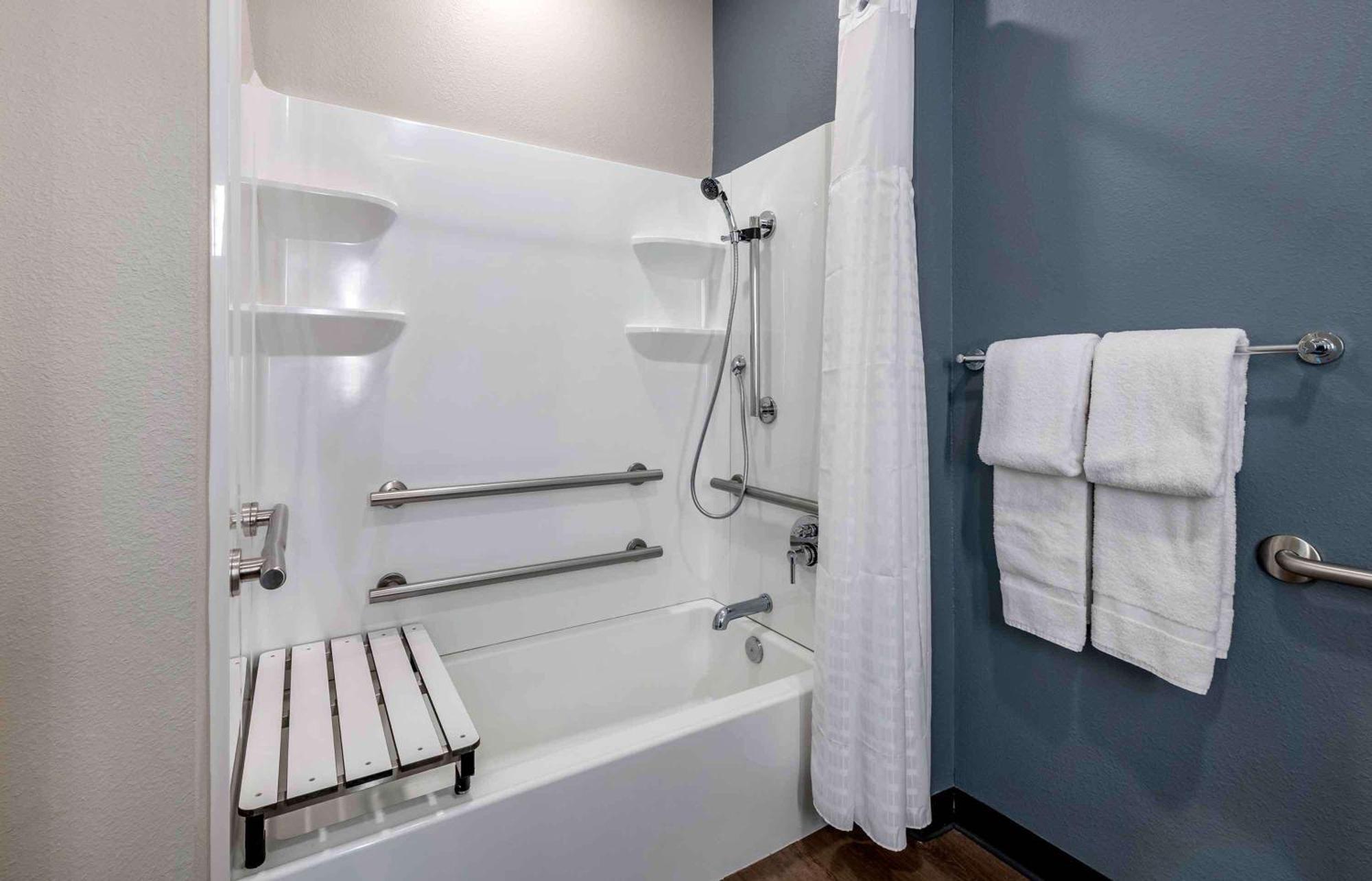 Queen studio 1 Queen Bed Disability Access or Non-Smoking,1541899948:JPEG