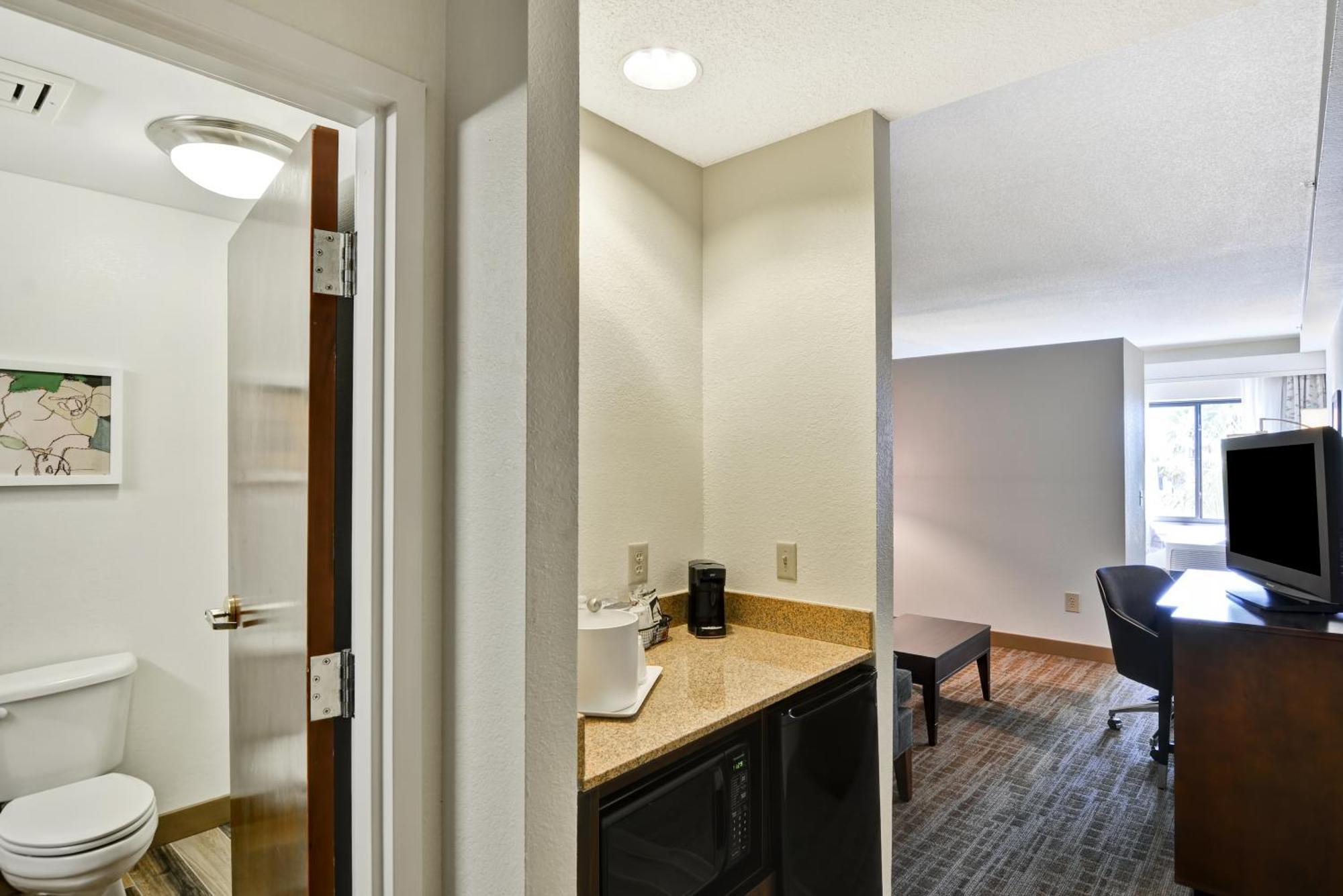 One-Bedroom King Suite – Non-Smoking,1546338610:JPEG