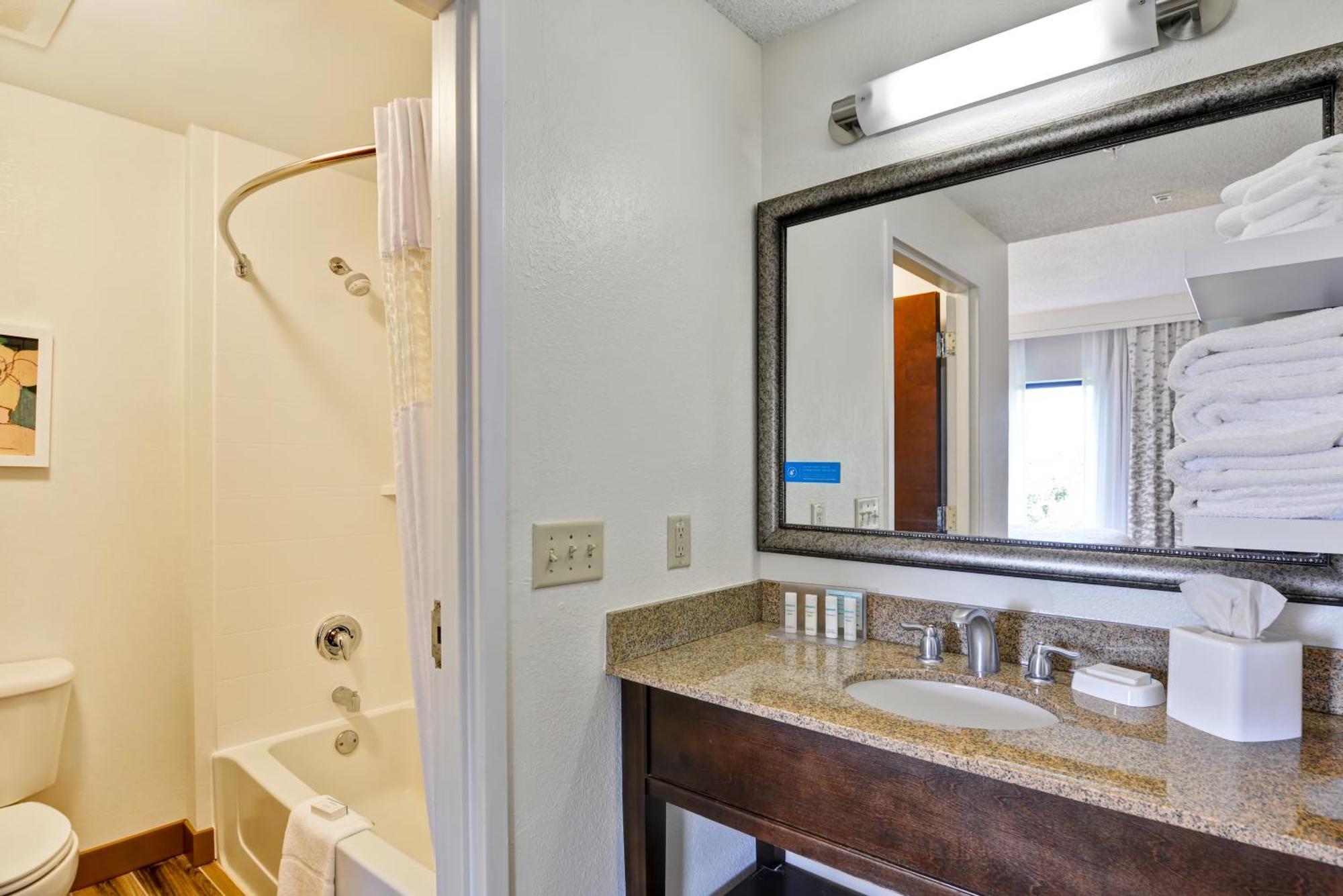 One-Bedroom King Suite with Kitchenette – Non-Smoking,1546340122:JPEG