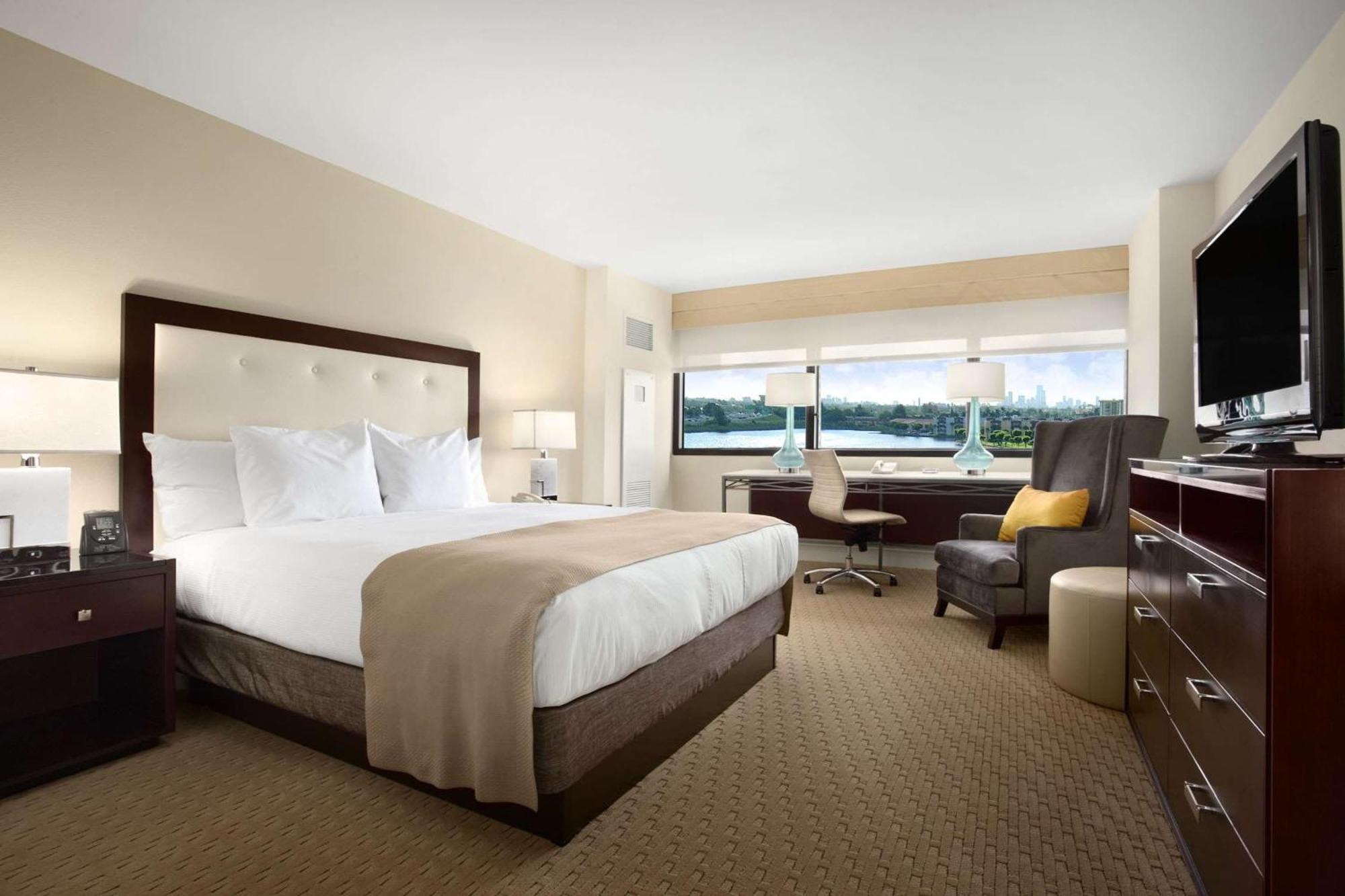 King Room Lagoon View,1552119571:JPEG