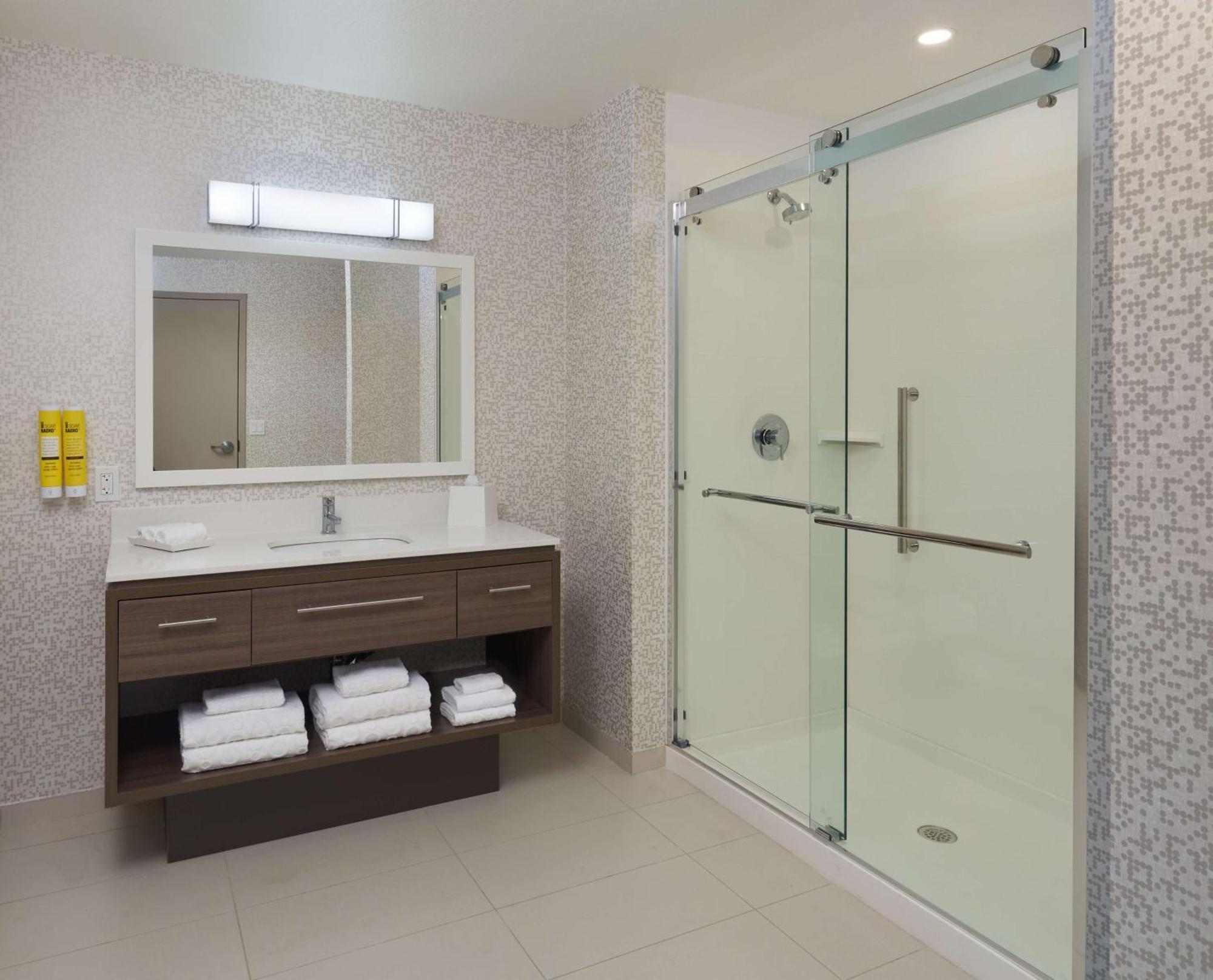 King Studio Roll Shower Disability Access or Non-Smoking,1552169512:JPEG