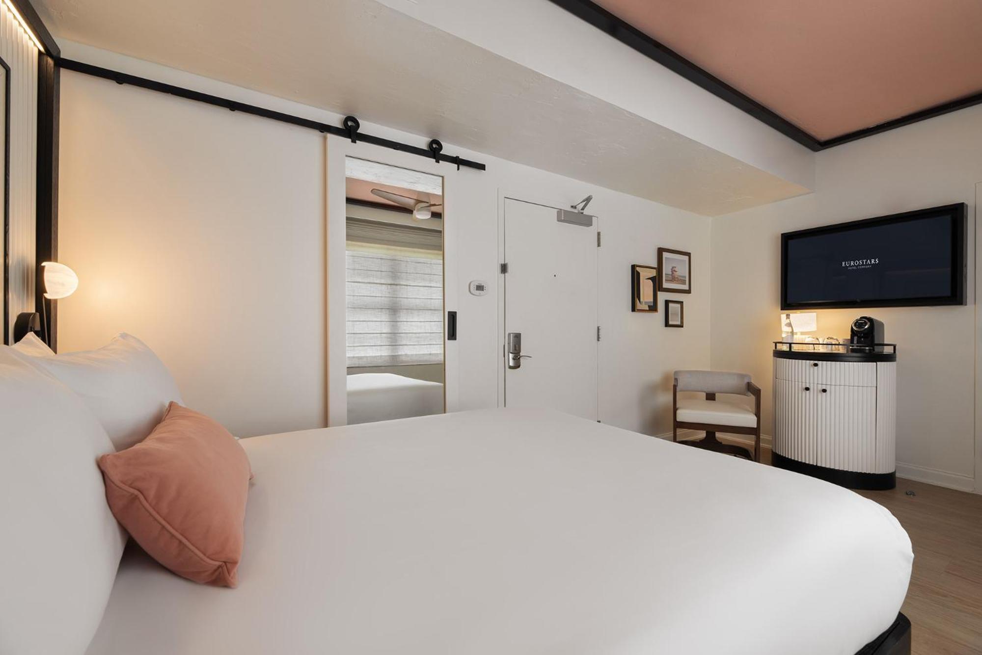 Deluxe King room with partial ocean view,1624761733:JPEG