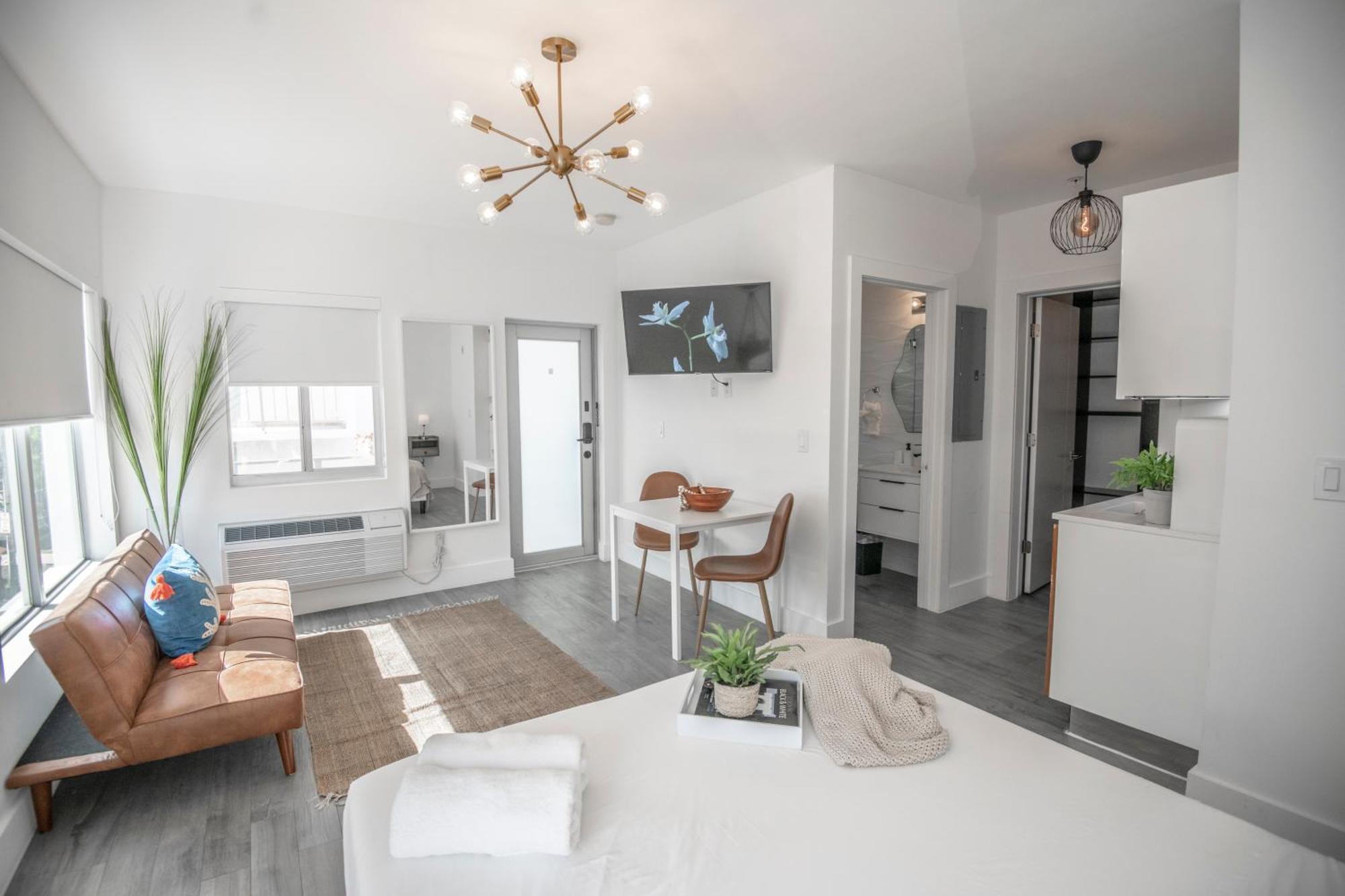 Standard Suite,1630887236:JPEG