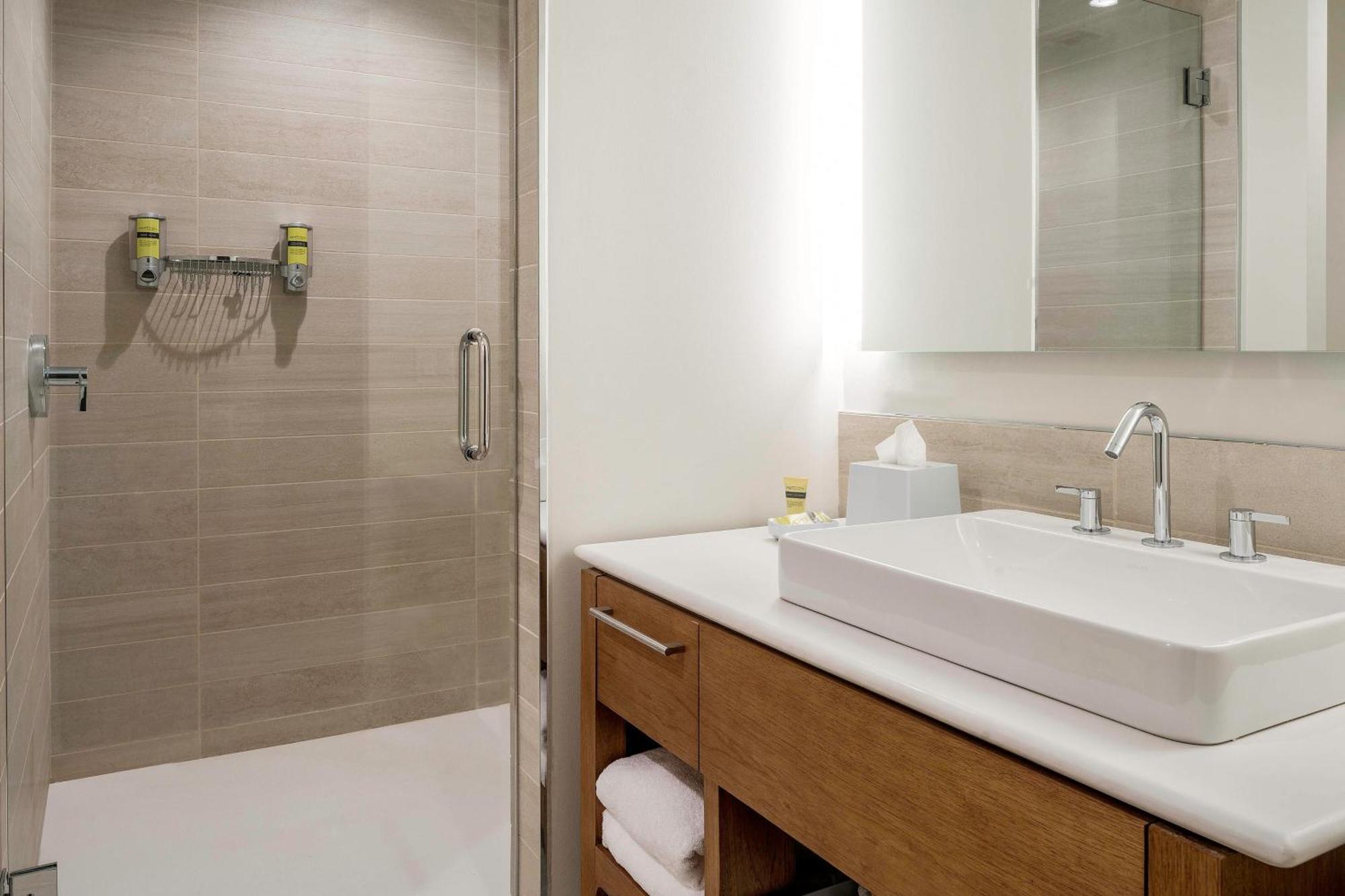 Guest room, 1 King, City view,1632292549:JPEG