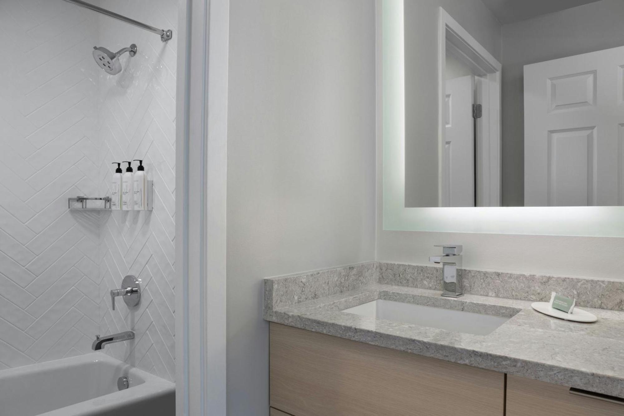 Two-Bedroom Suite,1634409411:JPEG