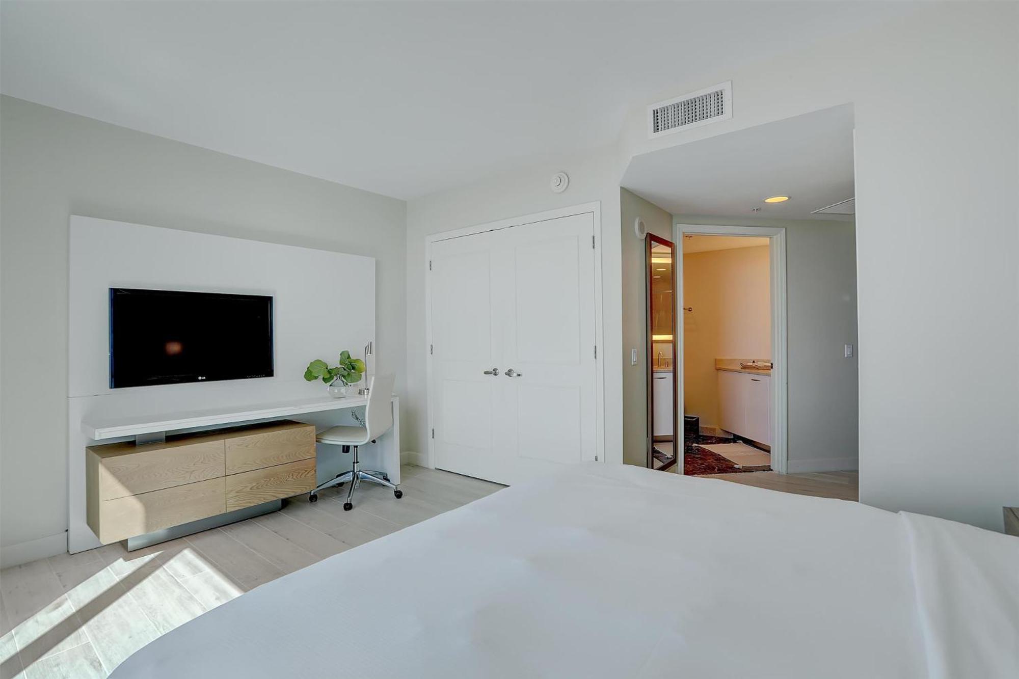 Habitación con cama extragrande.