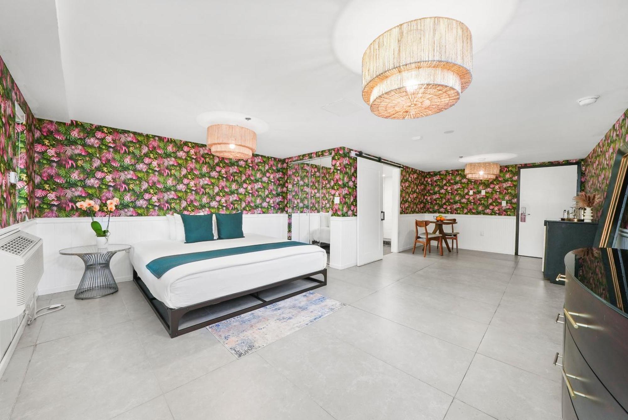 Superior Queen Room,1693275801:JPEG