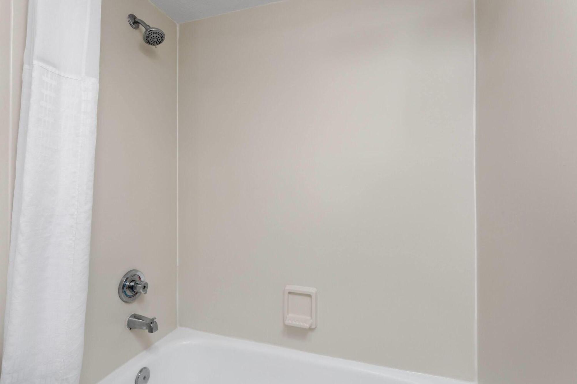 King Room Bath Tub Mobility or Hearing Accessible Non-Smoking,1694546069:JPEG