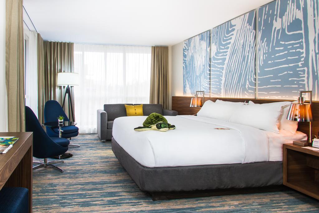 Junior Suite King Bed and Queen Bed with Sofa Bed,378222211:JPEG