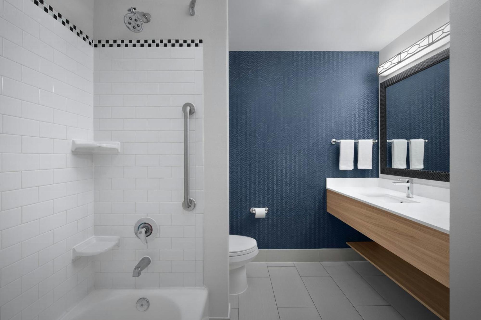 Suite con cama extragrande y sofá cama