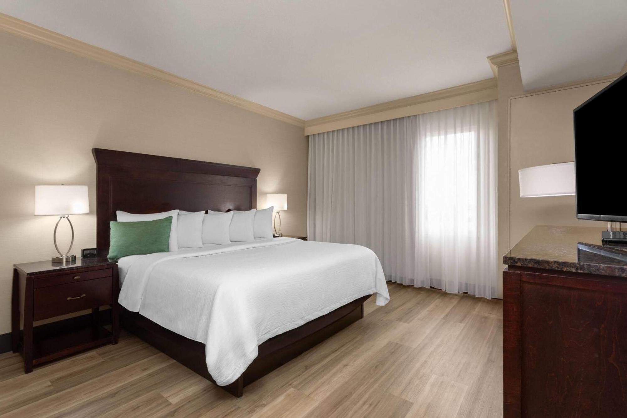 One-Bedroom King Suite - Non-Smoking,1730045926:JPEG