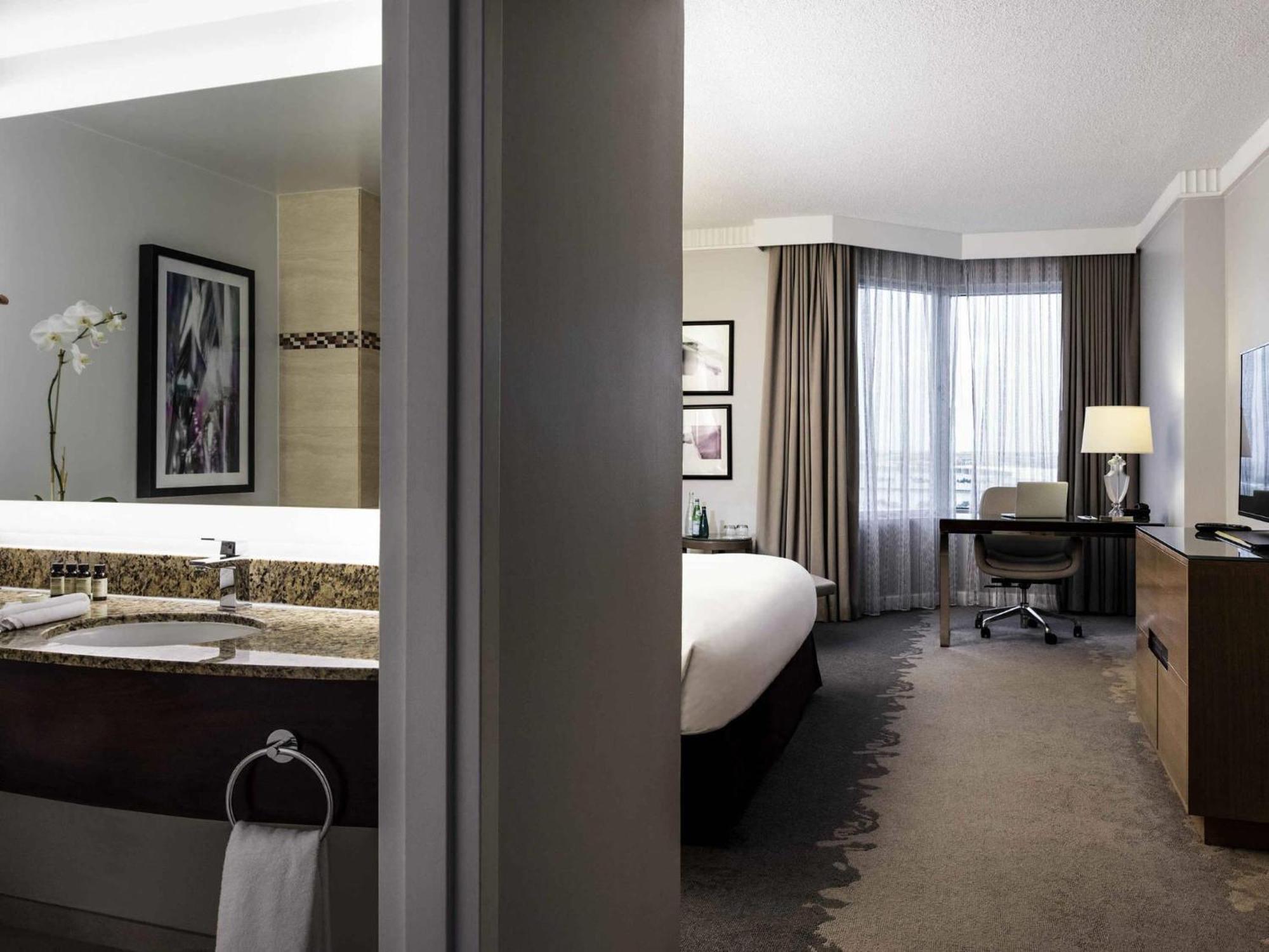 Superior King Room City View