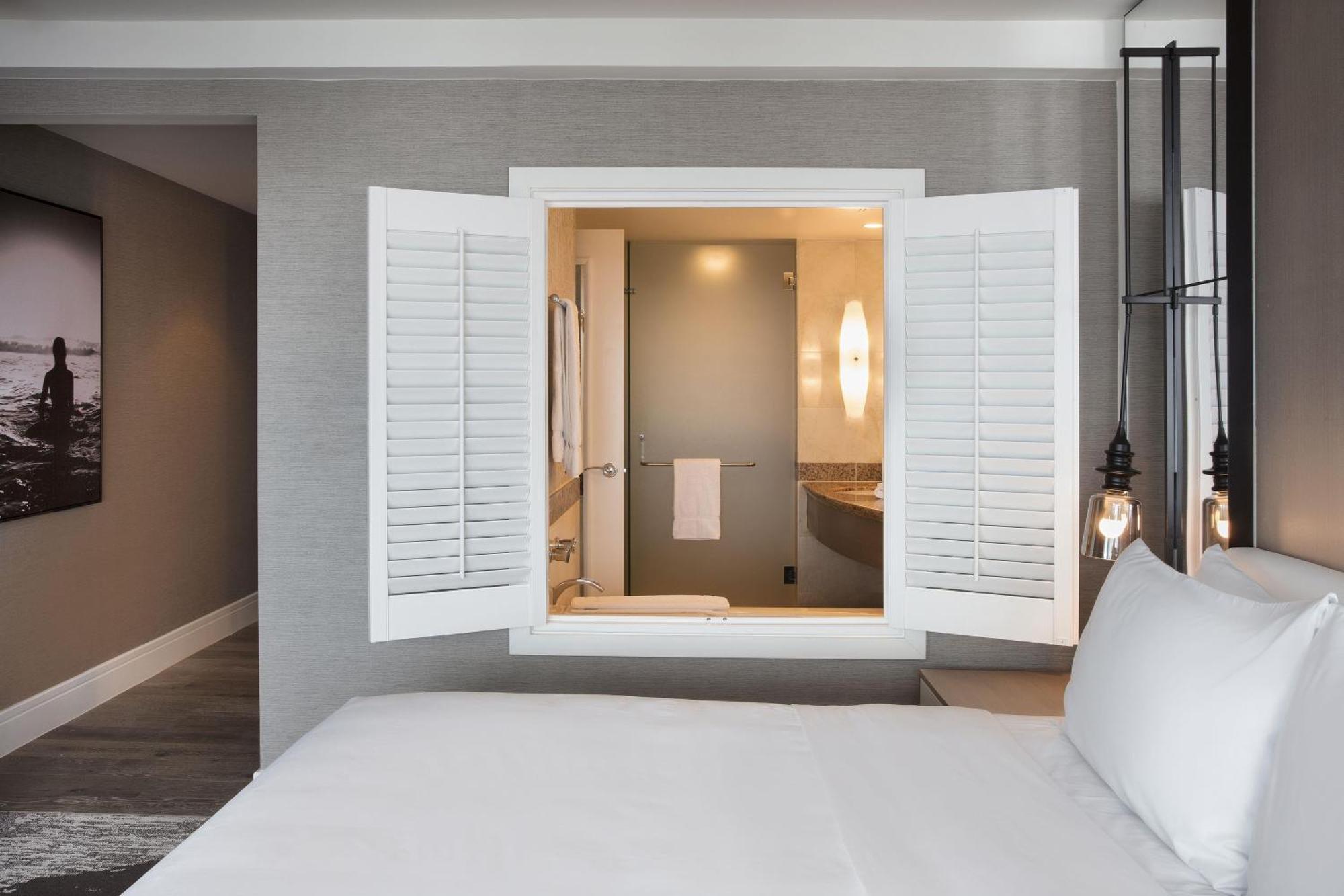 King Room with Partial Ocean View, Balcony and Bath Tub - Mobility and Hearing Access