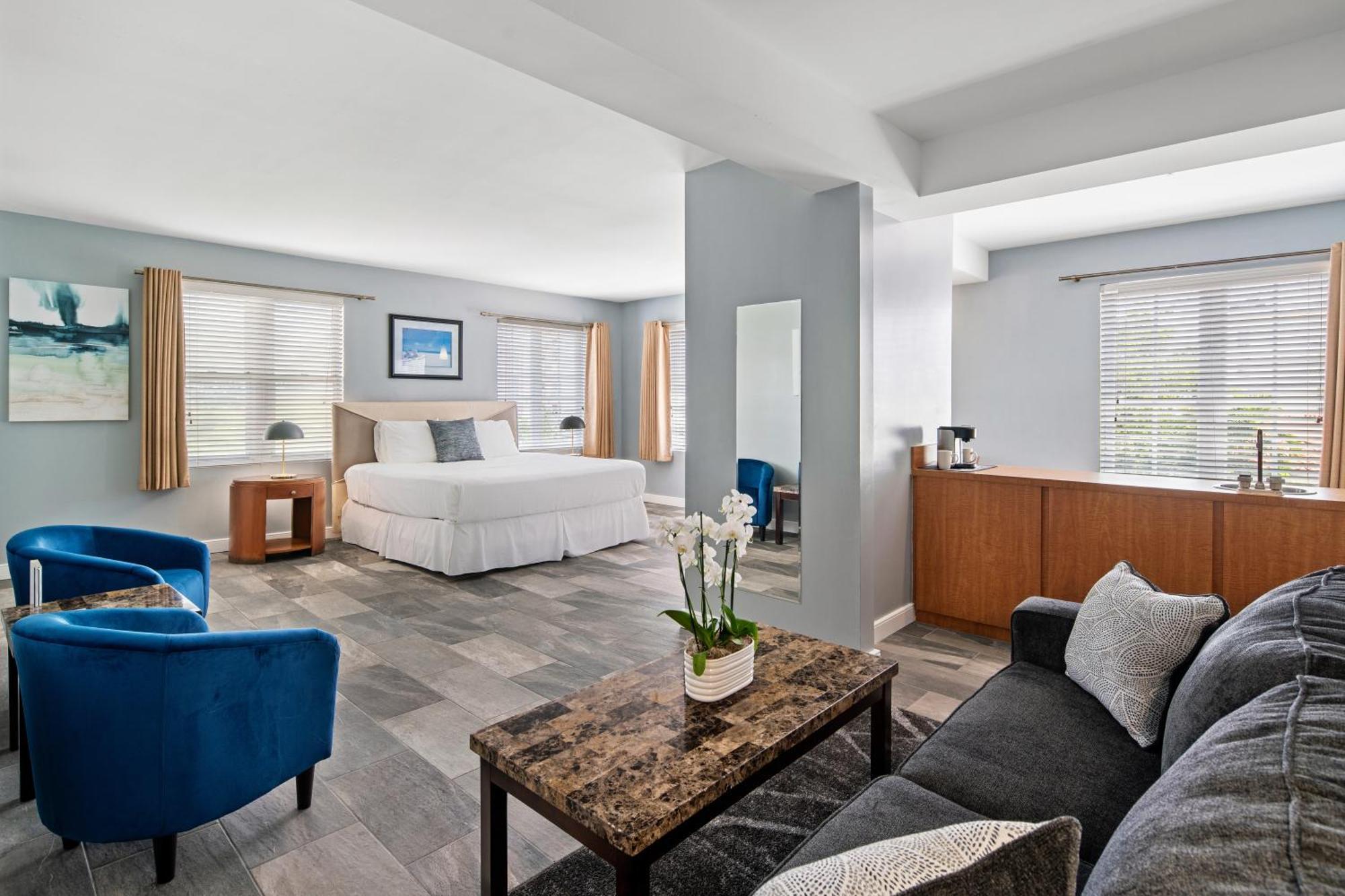 Suite con cama extragrande y sofá cama