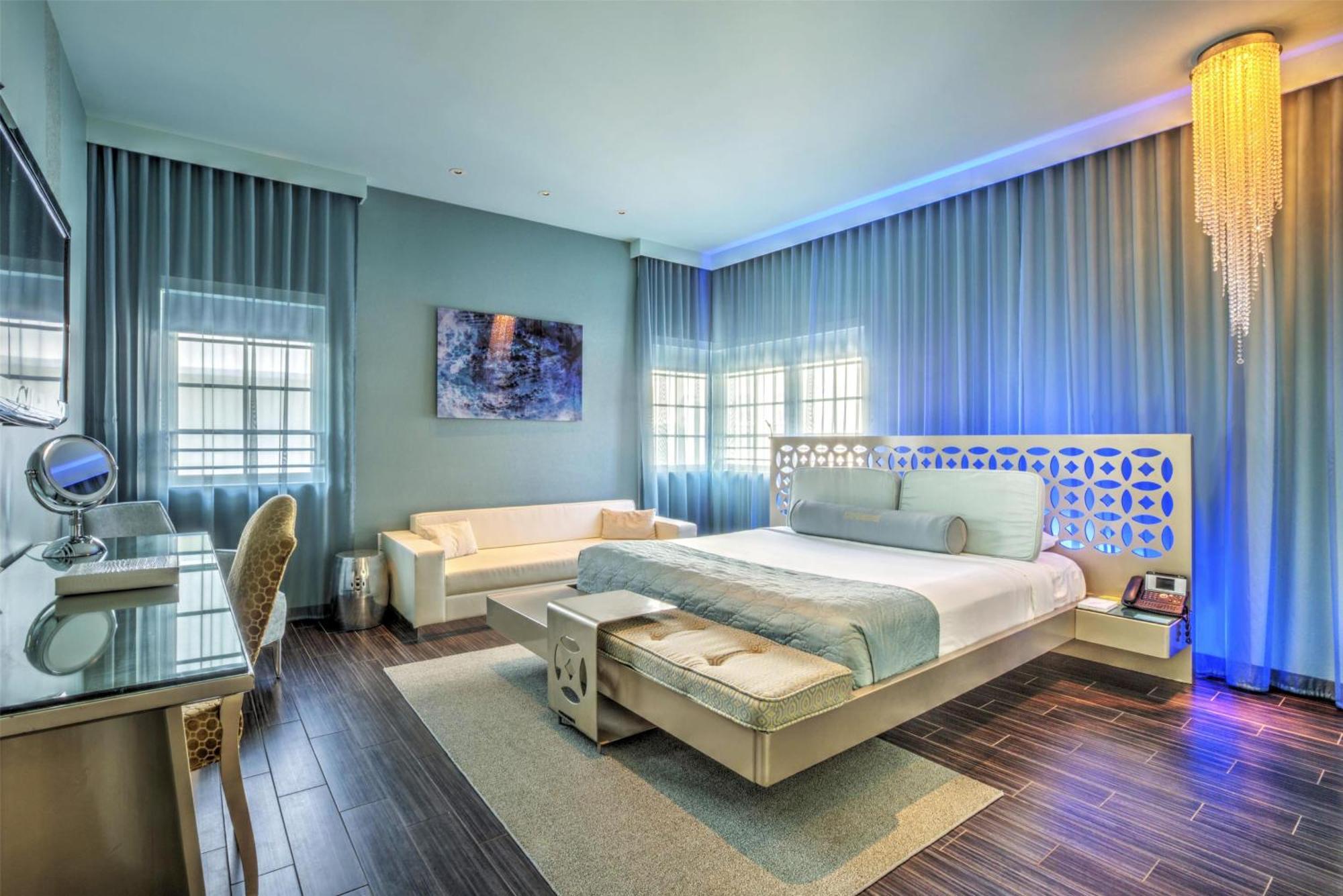 Queen Studio Suite Gold