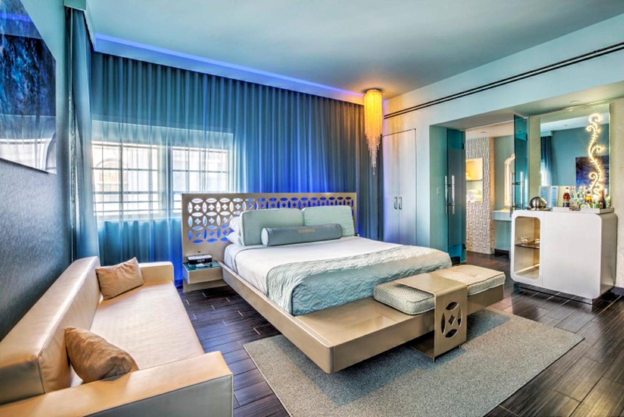 Queen Studio Suite Gold