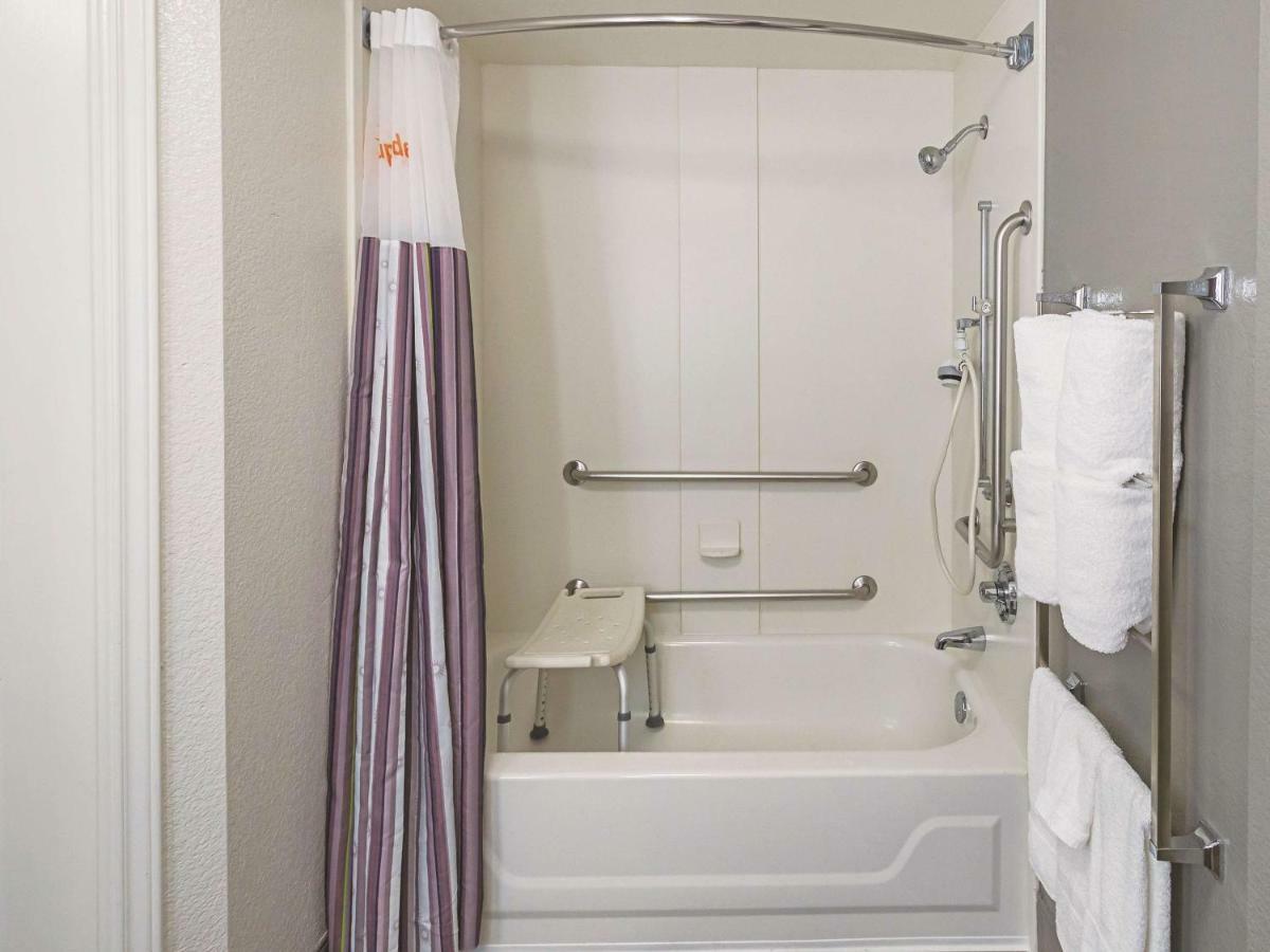 King Room with Roll-In Shower - Mobility Accessible/Non-Smoking,1280355151:JPEG