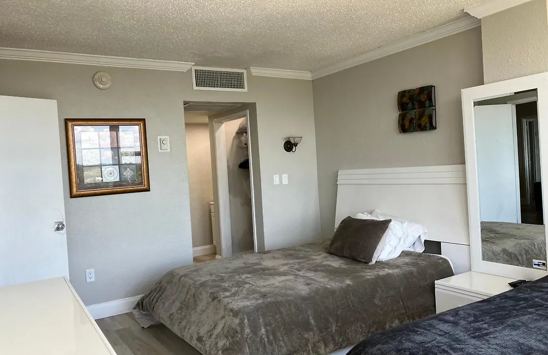 Oceanview On Sand Located In Ocean Manor Resort Fort Lauderdale Beach 2 Bed 2 Bath Spacious Corner Unit Partial Ocean View-1