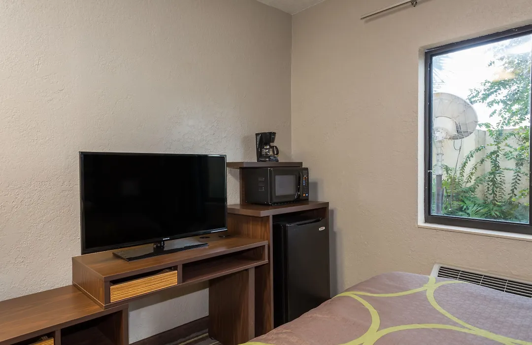 Super 8 By Wyndham Pompano Beach-1