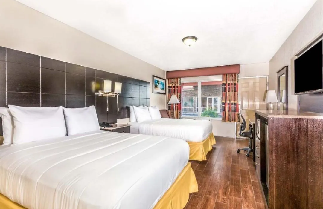 Econo Lodge Inn & Suites-1
