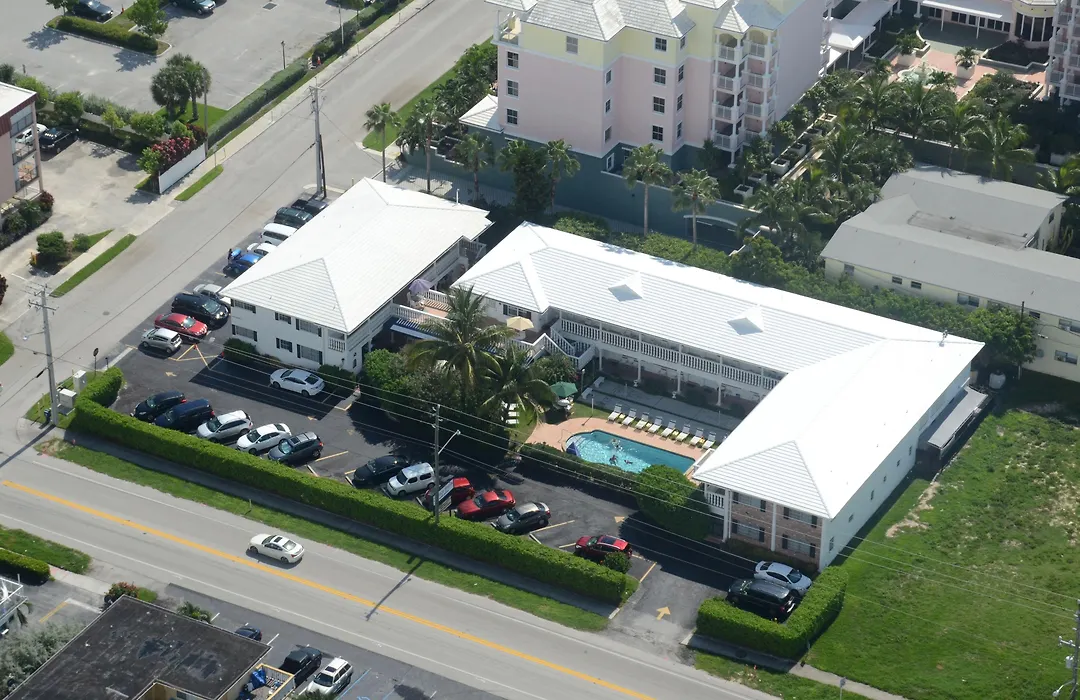 Carriage House Resort Deerfield Beach: 3 star Hotel with a Minimum ...