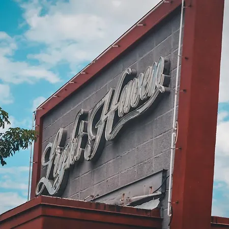 Hollywood Light Haven Lodge-3