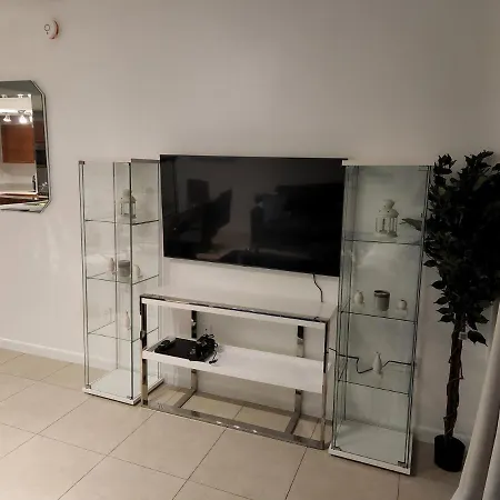 Wonderful 1 bedroom condo in Midtown.-2