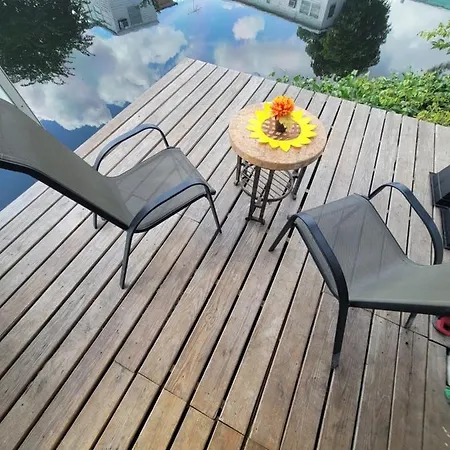 Lakeside Retreat: Private Room with Entrance Near Hard Rock Casino-2