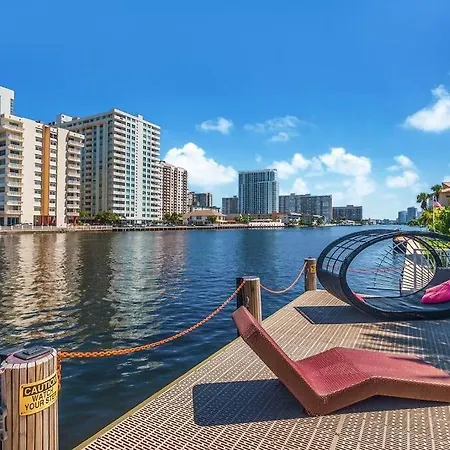5-Min From Beach • Stylish Condo • Stunning Views-3