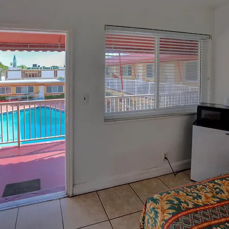 Beach And Town Motel-2