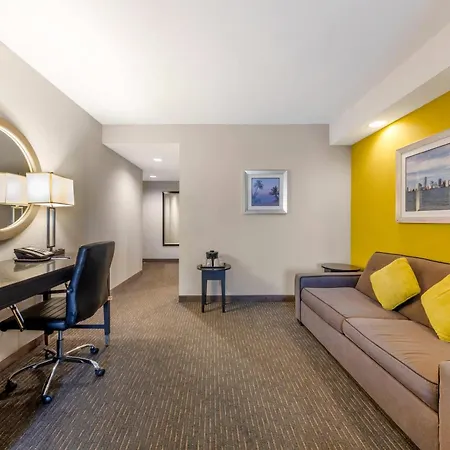 Comfort Suites Miami Airport North-3
