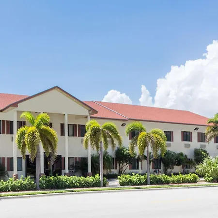 Super 8 By Wyndham Pompano Beach-2