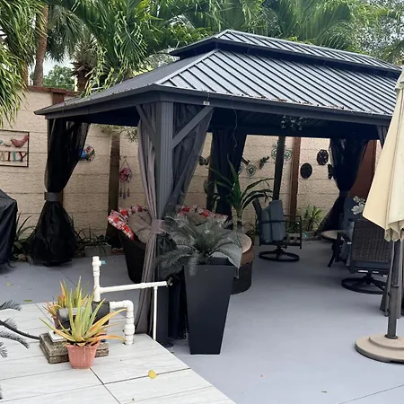 Tiny Place W Private Hot Jacuzzi 7 Min To Miami International Airport-3