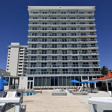 Beach Front Building Studio With Balcony Kitchen Pool Gym Direct Beach Access In Sunny Isles Beach Miami-2