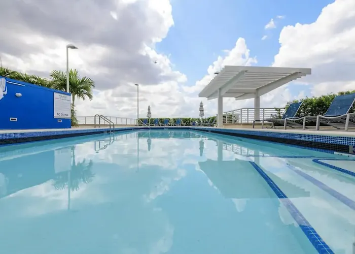 Spacious 2Bd 2Bth At Midblock With Free Parking