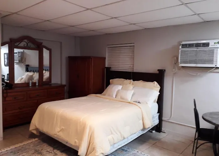 Roomy Comfortable Suite Golden Glades