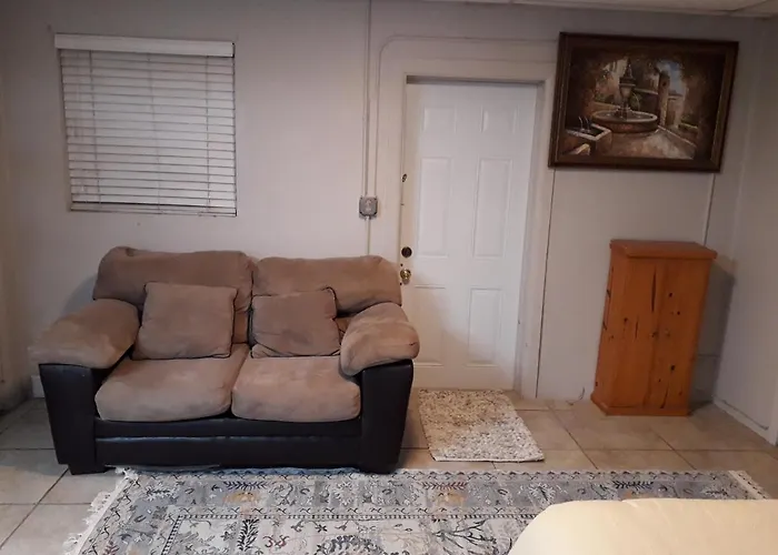 Roomy Comfortable Suite Golden Glades