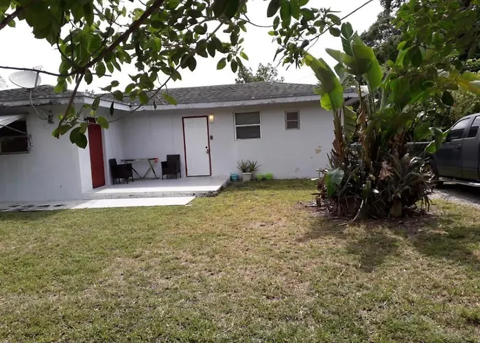 Roomy Comfortable Suite Golden Glades