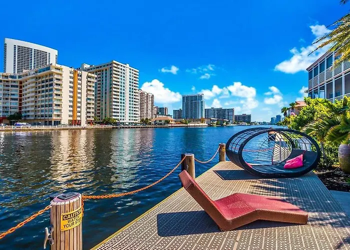 5-Min Walk To The Beach! Views! Cozy Unique Studio Hallandale Beach