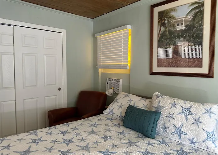 Cozy Retreat: 3-Bedroom House & Cottage with Outdoor Oasis Lake Worth Beach